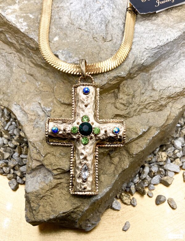 RR2515-Chunky Cross Necklace: Suggested Retail $22.00-26.00