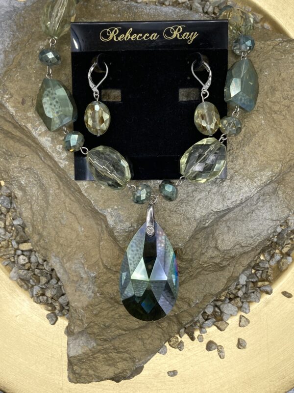 RR2527- Green Crystal Necklace Set: Suggested Retail $28.00-36.00