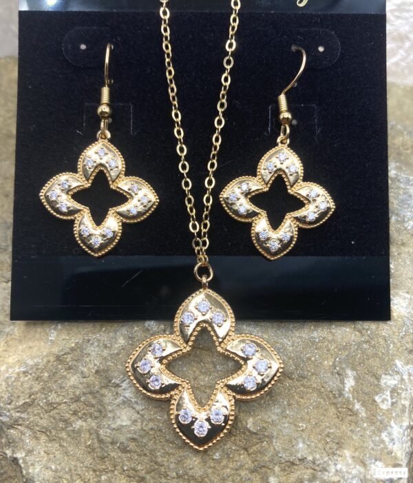 03532-Gold Clover Set; Suggested Retail: $14.00-16.00